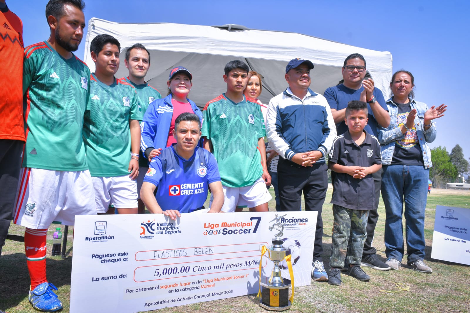 Alcalde Ángelo Gutiérrez impulsa el deporte en Apetatitlán; premia a ganadores de torneo de futbol